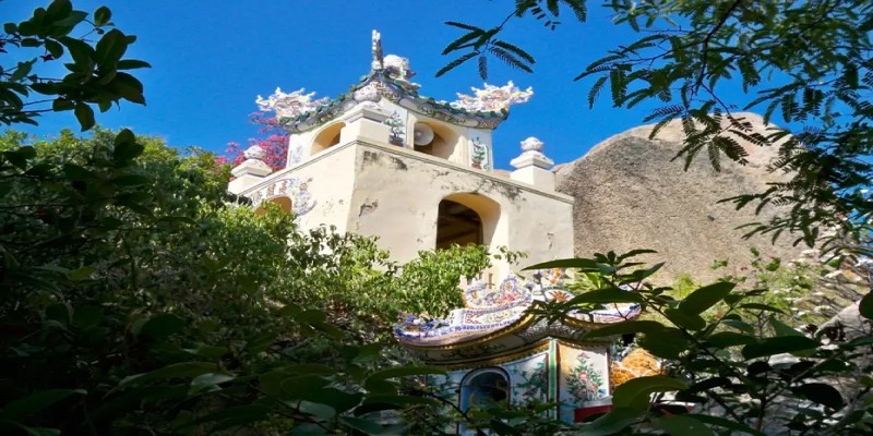 Cổ Thạch Tự được xây dựng trên một ngọn đồi đá