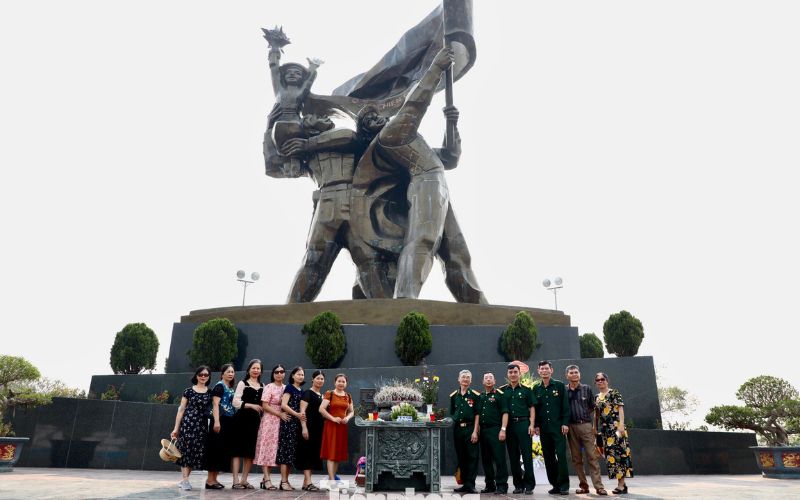 Có thể đến tham quan tượng đài Điện Biên Phủ bất cứ thời gian nào