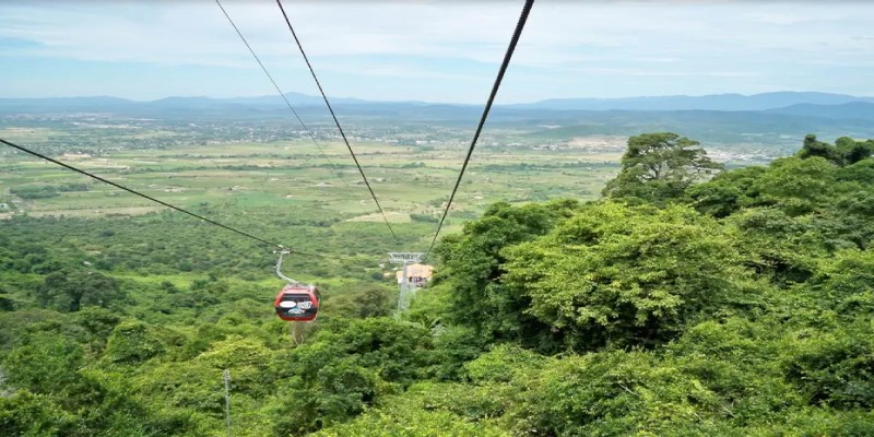 Có thể leo núi hoặc đi cáp treo lên đỉnh Tà Cú