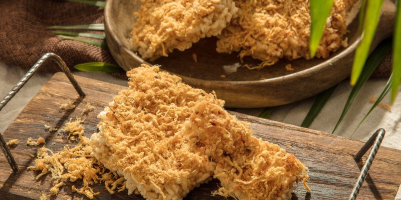 Cơm cháy được nhiều khách du lịch mang về làm quà