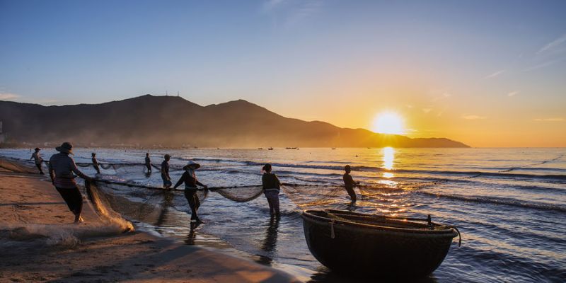 Hòa mình vào cuộc sống của ngư dân địa phương