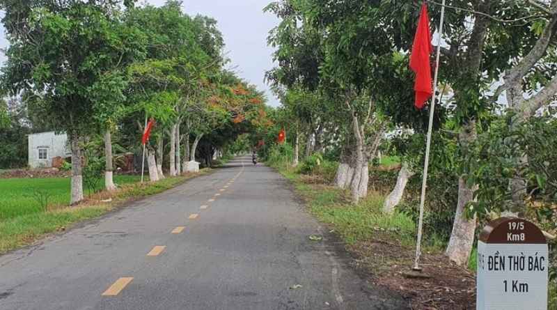 Con đường 19/5 dẫn vào đền với công viên xanh mát