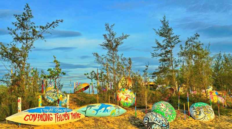 Con đường thuyền thúng mang sắc màu rực rỡ bên biển