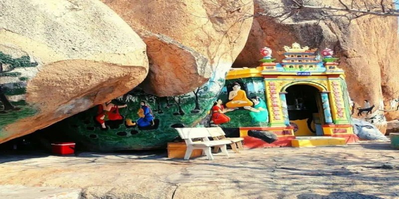 Cổng hang động đi vào của Cổ Thạch Tự