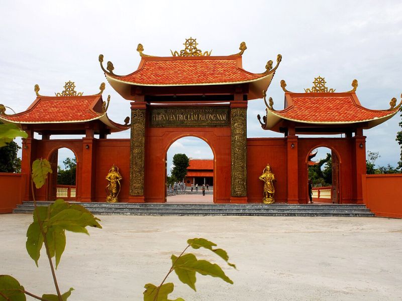 Cổng tam quan được thiết kế tỉ mỉ