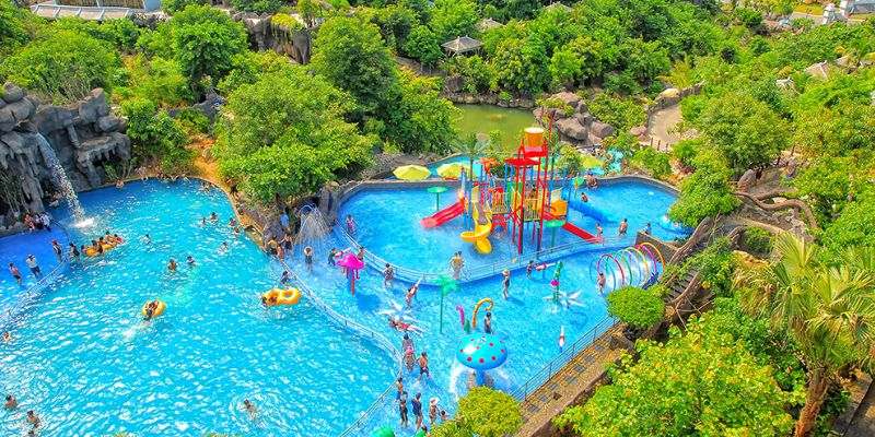 Bên cạnh tắm suối nước nóng thì công viên nước cũng là lựa chọn lý tưởng