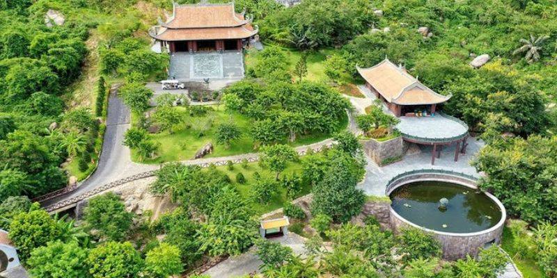 Du khách cầu tài lộc ở ngay khu vực Đền Thần Tài