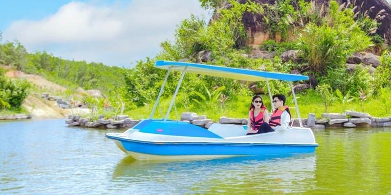 Dòng sông tình yêu đặc biệt ở trong khu du lịch