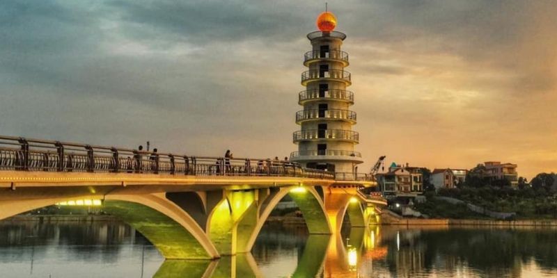 Cầu và tháp mang tính biểu trưng của công viên