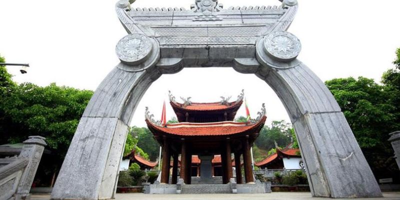 Khu vực cổng vào cung điện Lạc Long Quân