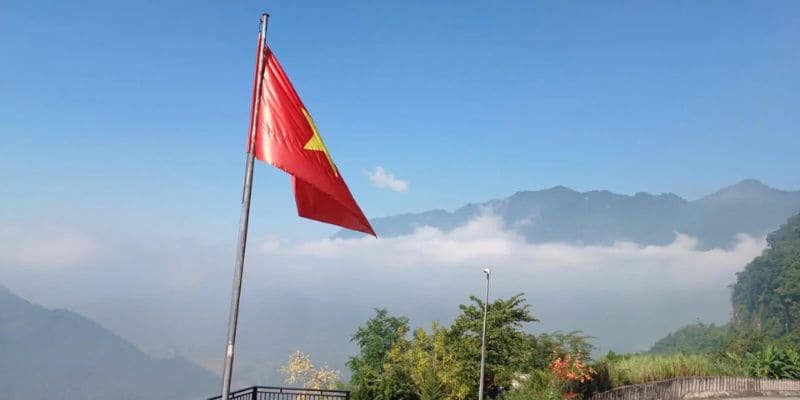 Cột cờ nằm ngay trên đường đi đến thung lũng Mai Châu
