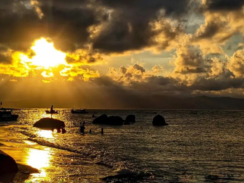 Ngắm hoàng hôn trên đảo vô cùng thú vị