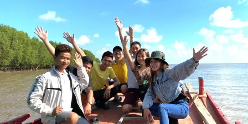 Chèo thuyền khám phá rừng bần ngập mặn rộng lớn