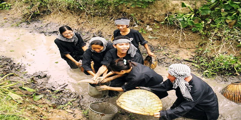 Hoạt động tát mương giúp bạn trở thành người nông dân thực thụ