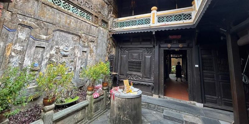 Cửa gỗ nguyên bản của nhà cổ Tấn Ký được gìn giữ qua nhiều thế hệ