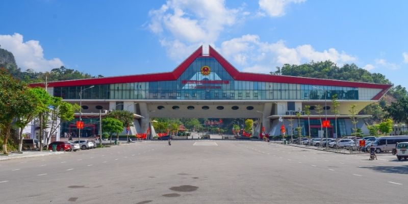 Cửa khẩu nằm cách thành phố Lạng Sơn khoảng 17km