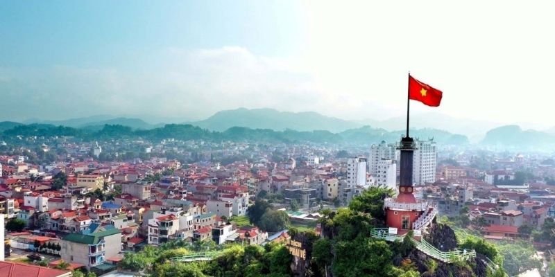 Thành phố Lạng Sơn cũng nằm gần với cửa khẩu, thuận tiện cho việc tham quan