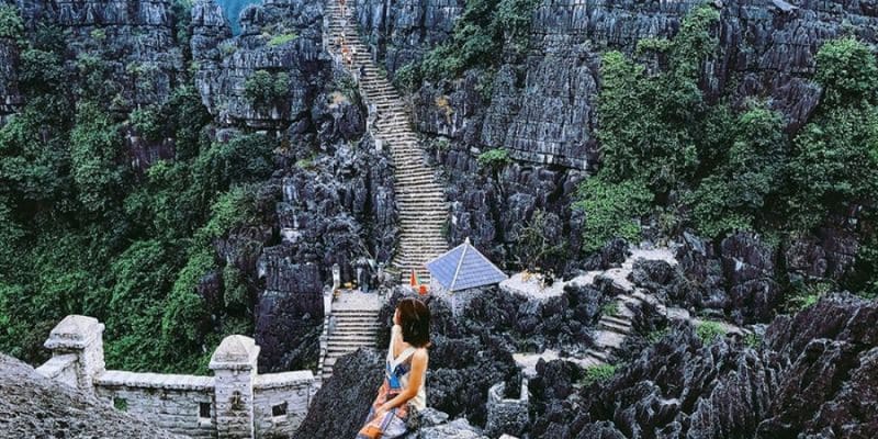 Cung đường chinh phục 486 bậc thang lên đến đỉnh núi