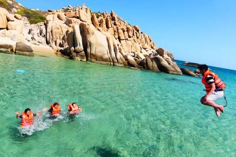 Du khách ngâm mình vào nước biển trong vắt