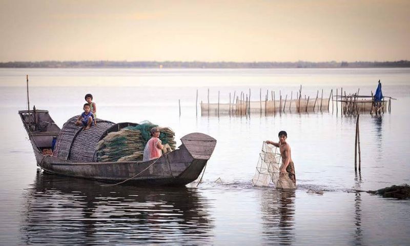 Cuộc sống giản dị của người dân làng chài