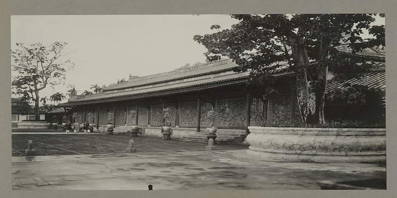 Điện Cần Chánh gây ấn tượng với khách du lịch thăm quan