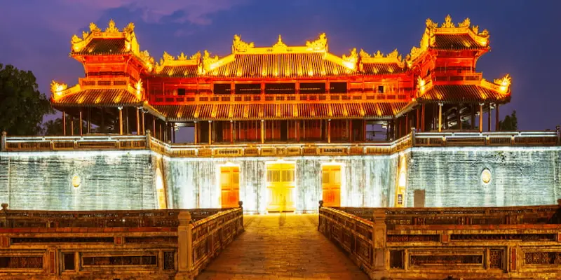 Vẻ đẹp của Ngọ Môn khiến khách du lịch mê đắm