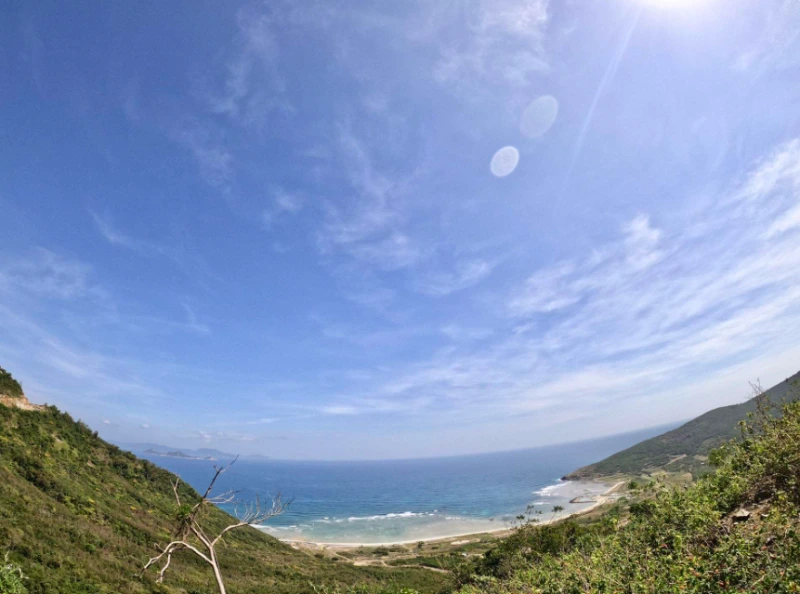 Đắm chìm vào bầu trời trong xanh tại vịnh biển Ninh Vân