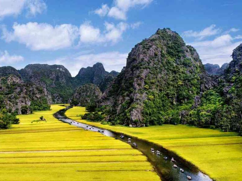 Di chuyển đi Vân Long có thể lựa chọn xe khách thuận tiện