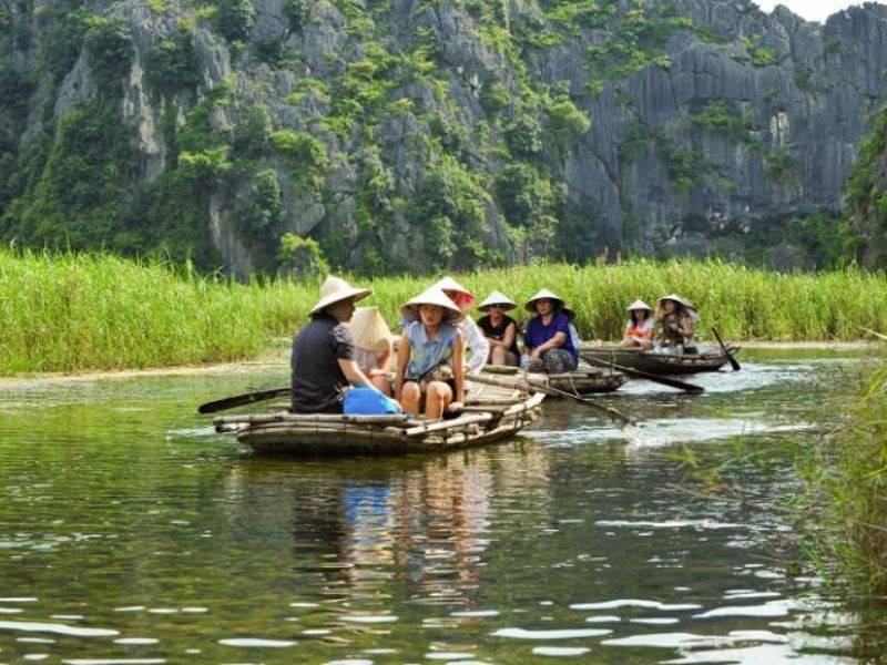 Thả trôi chầm chầm trên thuyền du ngoạn Đầm Vân Long