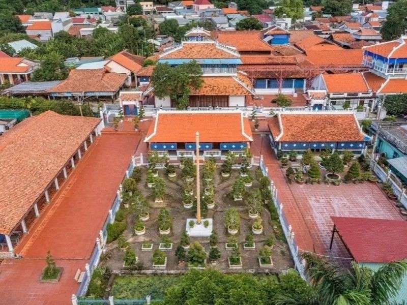 Toàn cảnh Nhà lớn Long Sơn