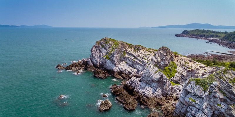 Vách đá kỳ bí giữa làn nước biển trong xanh tại đảo Minh Châu