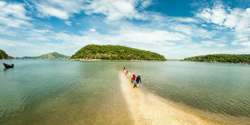 Con đường đi bộ giữa biển dẫn ra đảo Nhất Tự Sơn độc nhất vô nhị