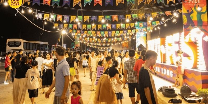 Dạo phố cổ Hạ Long cách chợ đêm Hạ Long 3 phút đi bộ