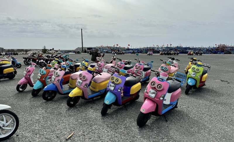 Sử dụng xe máy để di chuyển xung quanh đảo Phú Quý