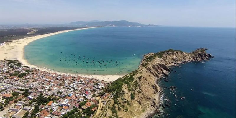 Bãi biển cát trắng trải dài bao quanh đảo Quan Lạn