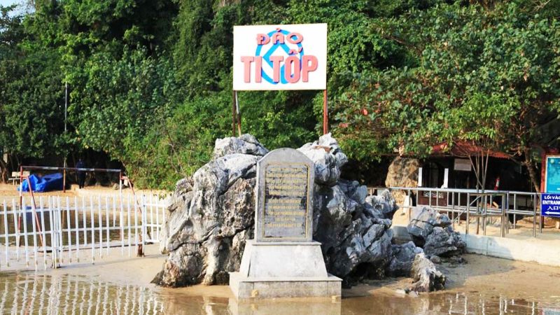 Đảo này thuộc tuyến tham quan số 2 của vịnh Hạ Lon