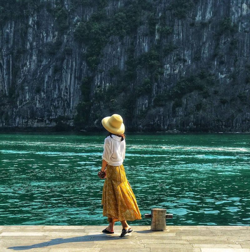 Bạn có thể tắm biển tại bãi tắm Vầng Trăng