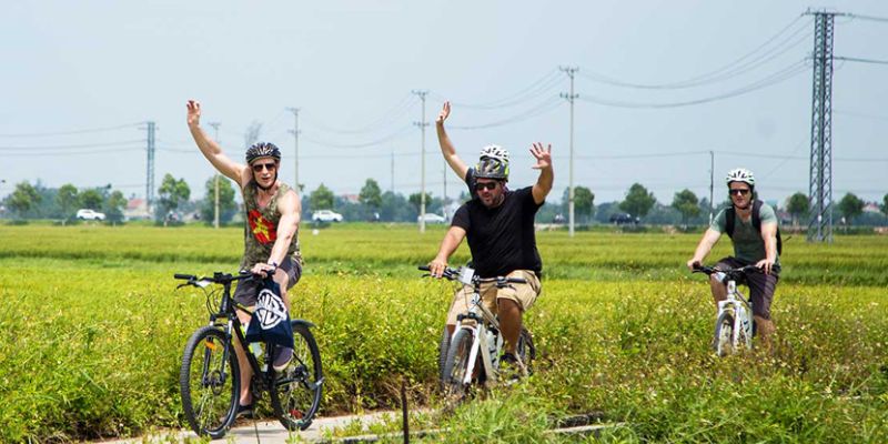 Du khách đạp xe khám phá làng rau Trà Quế yên bình