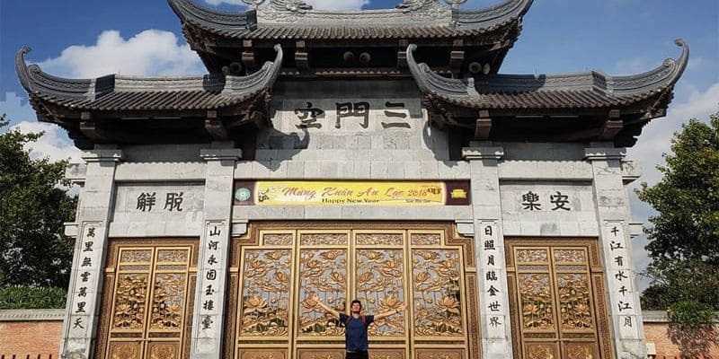 Để vào chùa thì khách du lịch phải đi qua cổng Tam Quan