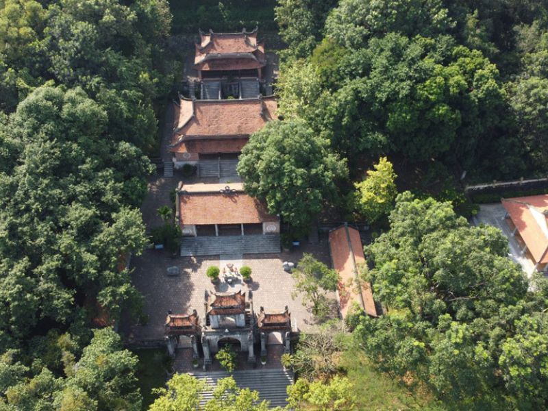 Khuôn viên rộng và thoáng của ngôi đền