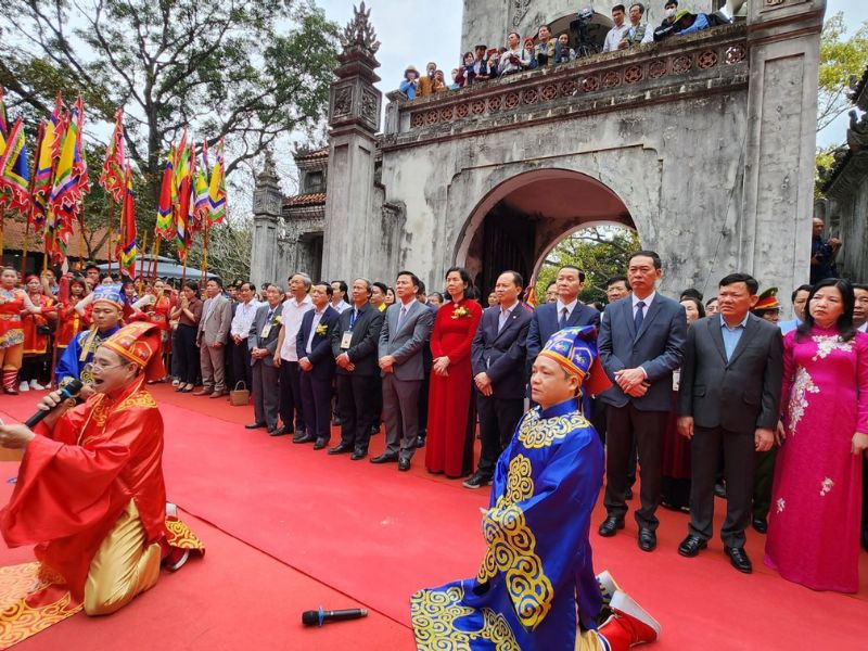 Tham dự lễ hội của đền Bà Triệu