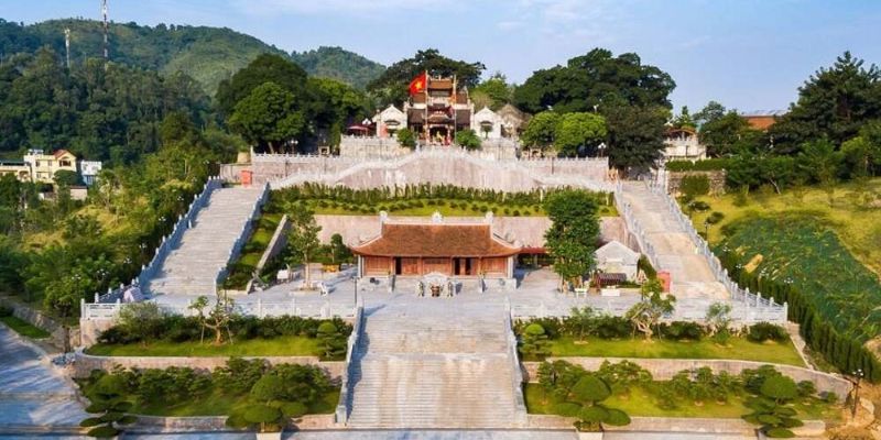 Đền Cửa Ông linh thiên giữa không gian bề thế, rộng lớn