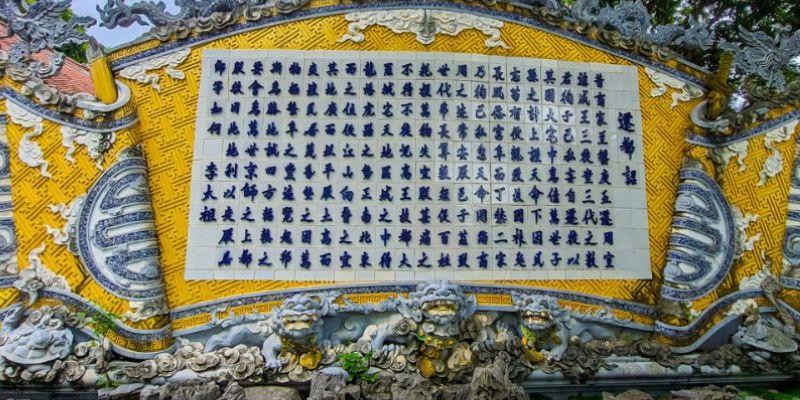 Bức cuốn thư được xây dựng bằng gốm sứ Bát Tràng