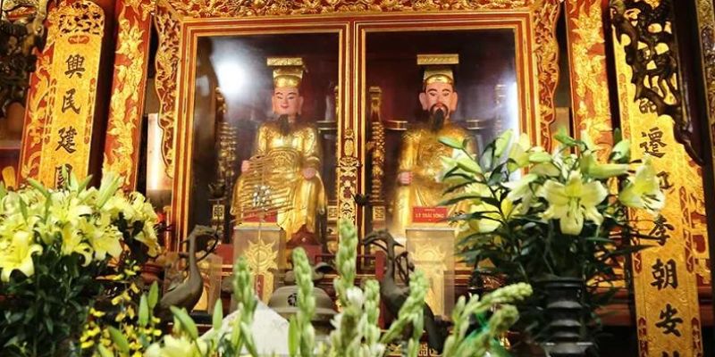 Nhà Chuyền Bồng thờ phụng hai vị vua Lý Thái Tổ và Lý Thái Tông