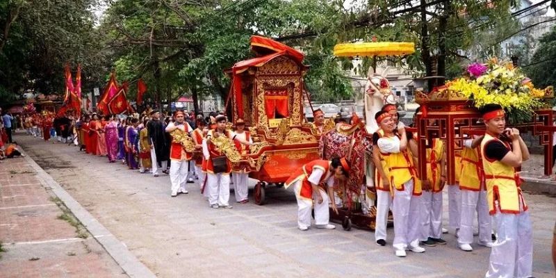Phần lễ rước kiệu mang đậm nét văn hóa truyền thống
