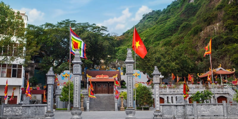 Đền Đức ông Trần Quốc Nghiễn dưới chân núi Bài Thơ