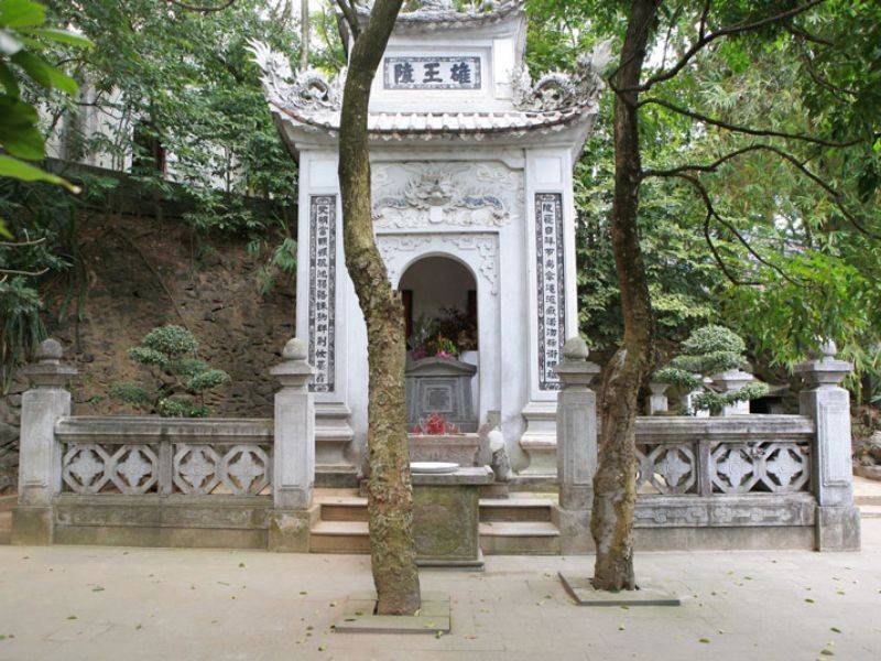 Lăng vua Hùng Vương uy nghiêm tại khu di tích