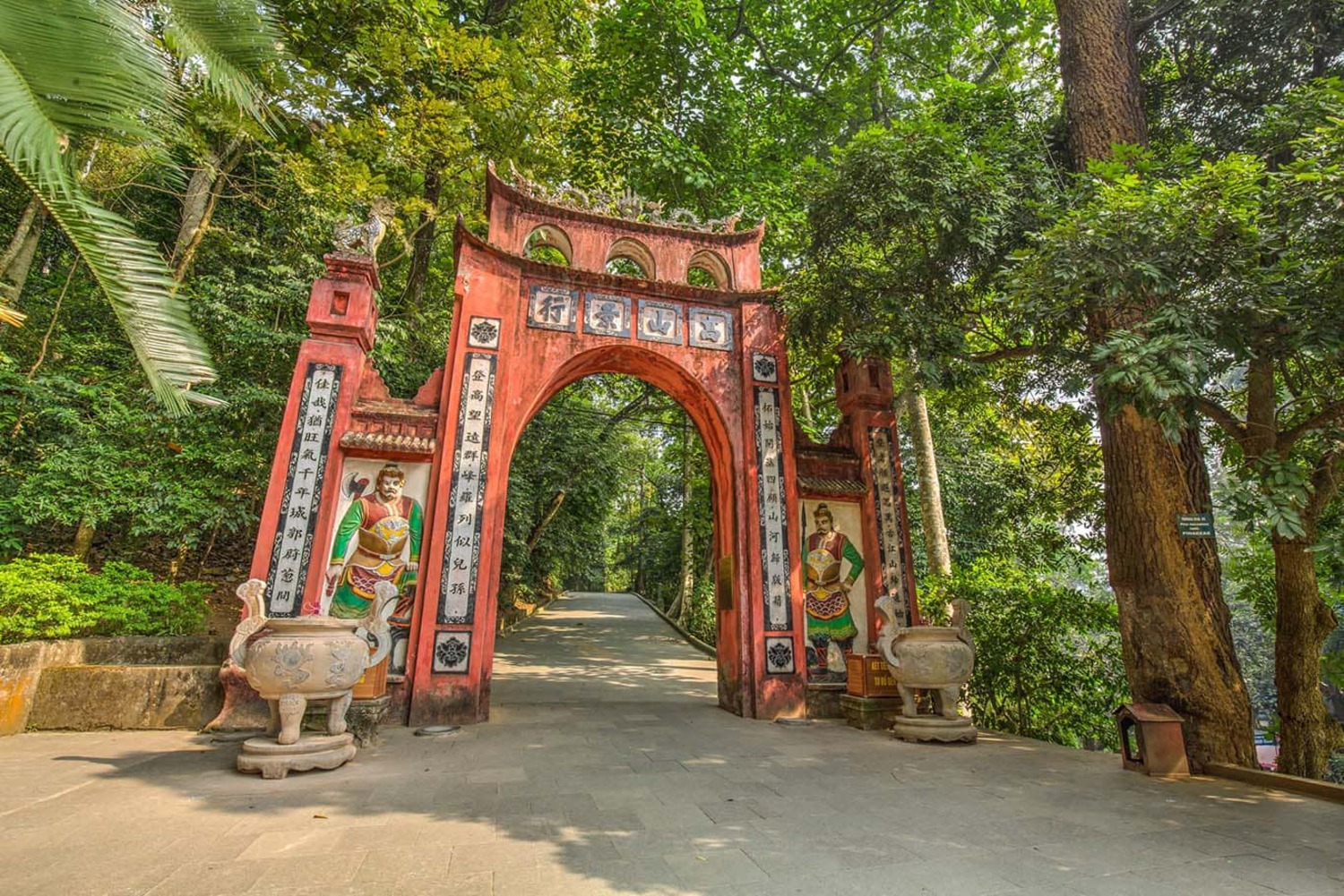 Kết hợp ghé thăm Đền Hùng khi đến đình Hùng Lô