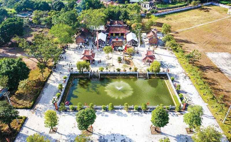 Theo truyền thuyết, đền Lăng Sương là nơi sinh ra Đức Thánh Tản Viên