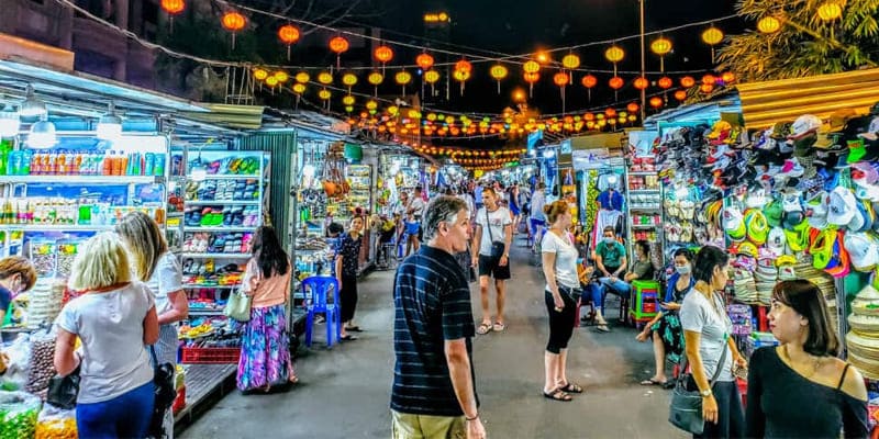 Đèn lồng và ánh sáng mờ ảo tạo nên background hoàn hảo cho ảnh du lịch